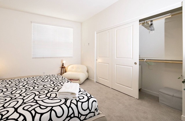 Near ONT Modern Designer Stay Bright Chic Spacious