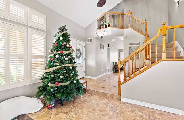 Near ONT Spacious 4BR Family Retreat Safe Area