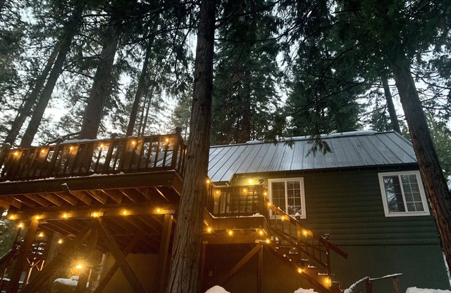 Near Pinecrest- AC, outdoor space,arcade games & spacious deck!