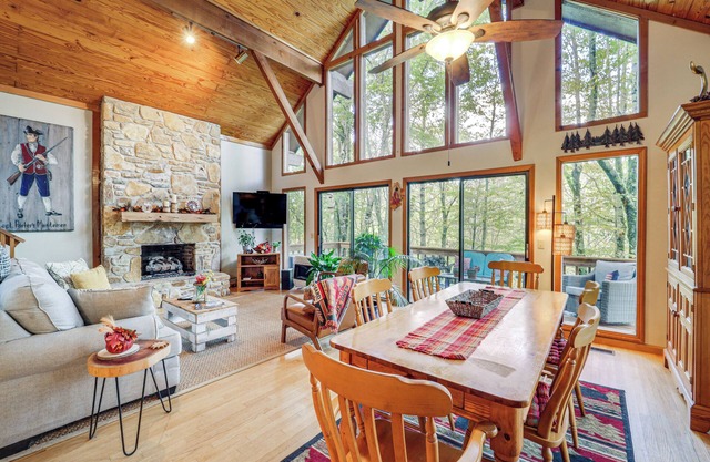 Near Skiing, 2 Furnished Decks: Newland Retreat!