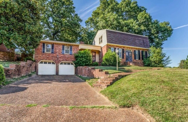 Near the Airport and Graceland! Holmesdale Hideout