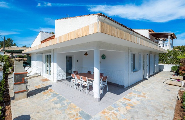 Near the beach and with a communal pool – Casa Can Sureda Mas