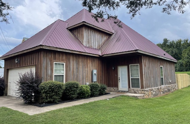 “NearDa” House is perfect for your next outdoor adventure in Heber Springs, AR.