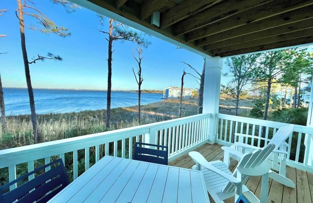 Neptune's Landing: Bay Views, Pool & 2 Kayaks