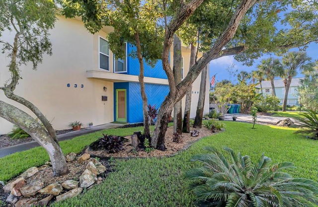 Neptune's Nest - Beachside living just steps to the ocean and great dining