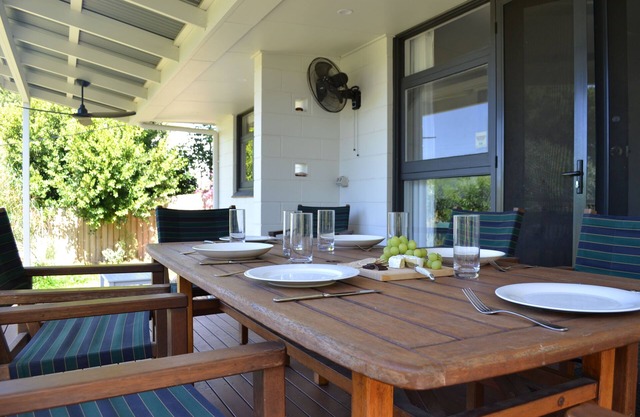 Nest, Cosy beach retreat, Midcentury beach shack firepit Netflix