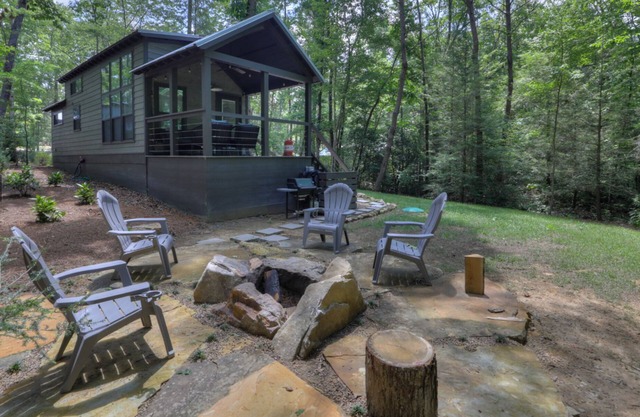 Nesthaven: A cozy boho-chic tiny home with a deck, fire pit, & nearby waterfall