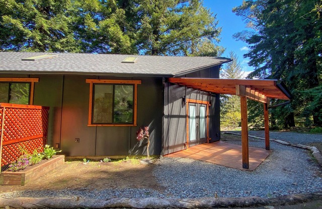 New 1 bedroom house. Country setting yet close to town!