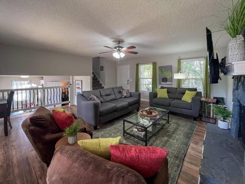 New! 10 Guest! King Bed! Patio! Grill! Near ATL & Downtown Norcross