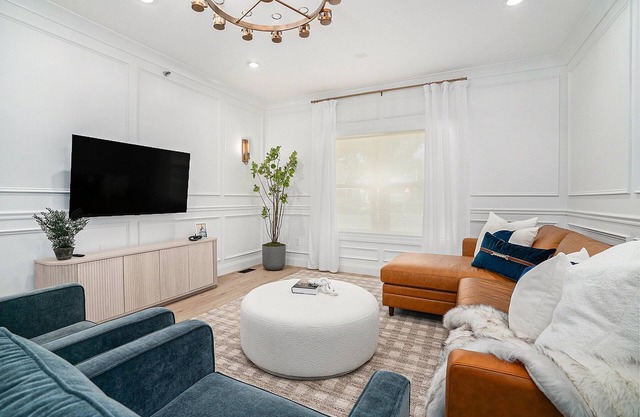 New 1st floor condo - 7 Block Walk to Notre Dame - Sleeps 8