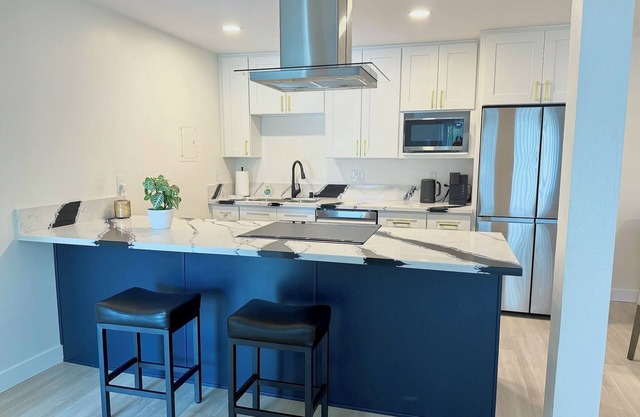 New 2-Bed Condo in a Prime Location WithnFree Parking