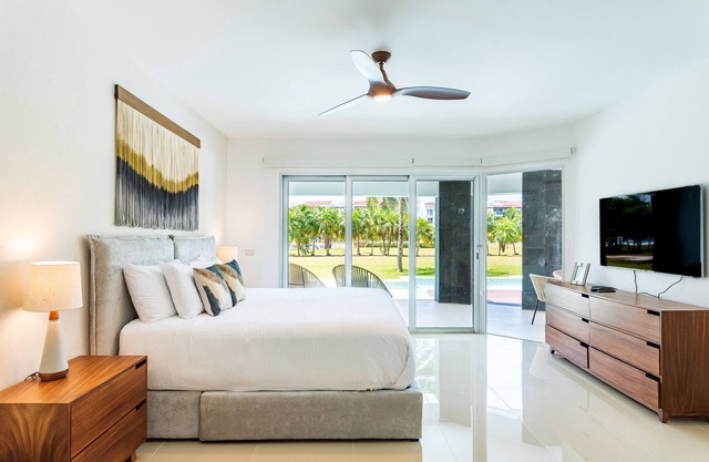 NEW 2 BR Apt SWIM UP at Mareazul Resort Sleeps 6