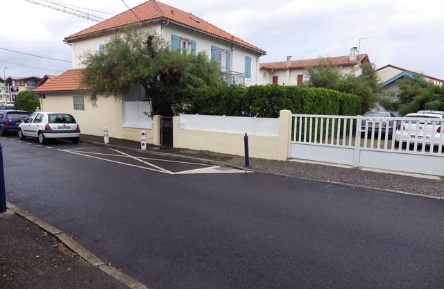New 2-room apartment in family home 100 m from beach and port
