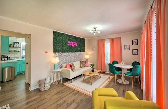 *New* < 3 Miles to Beach + Casino + Zoo + Shopping!