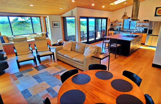 NEW 3BR/3Bath Ocean Views 2-min walk to Bluff Trail Close to Town