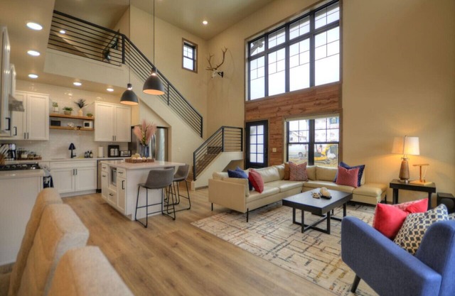 New! 5 BR w/Rooftop Hot tub