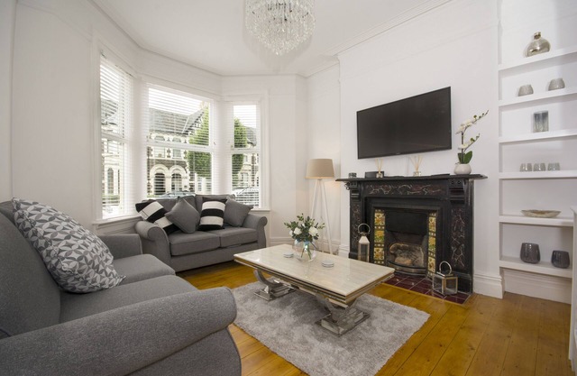 NEW! 5 Mins Walk from Stadium & City Centre,Cardiff Townhouse With FREE PARKING,