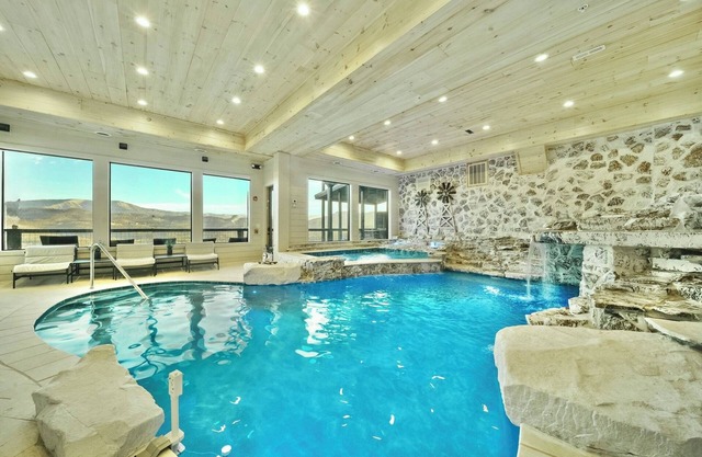 NEW AMAZING! PrivatePickleball~HotTub~FirePit~IndoorPool~Theater-Game Rm-Sleep33