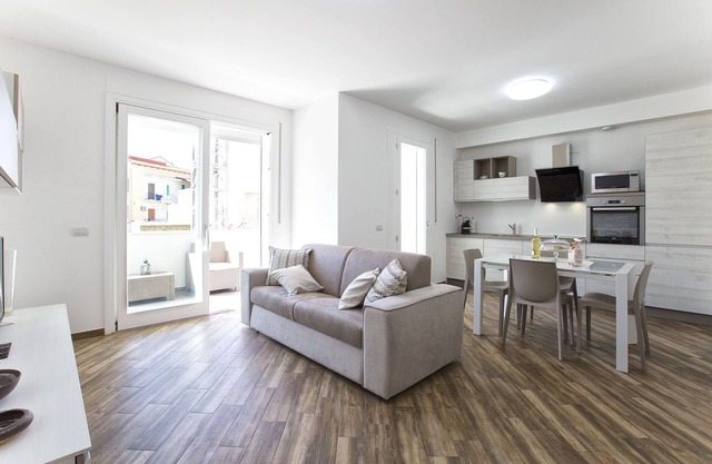 New and elegant central apartment with box