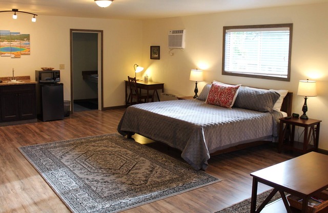 NEW! Arch Studio at Yellowstone Park Entrance- 2 Minute Drive to Park Entrance