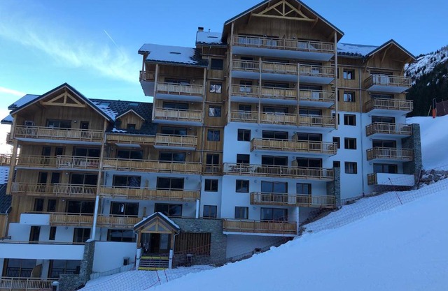*NEW* Bellevue D’Oz Ski In Ski Out Luxury Apartment (8-10 Guests)