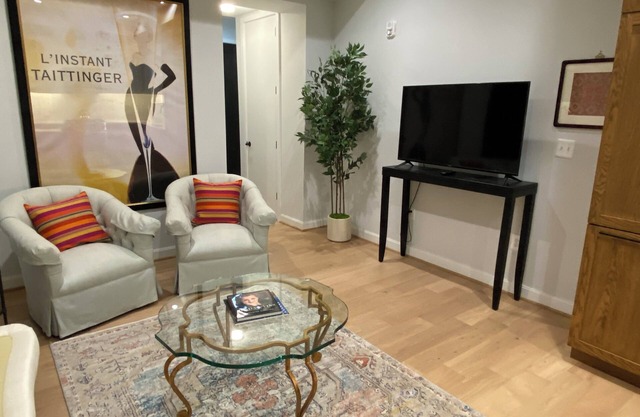 New Boutique 1BR Condo, Georgetown West End, Pvt Deck, Roof Deck
