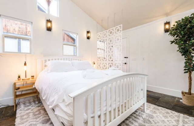 *NEW* Bright and Airy Studio Loft Near DT + Parks!