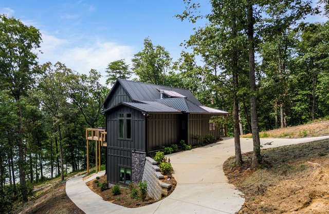 New build on quiet cove with big water view on Dismal. Sleeps 12.