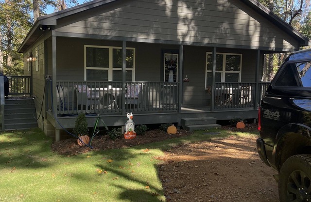 New Cabin in woods at pickwick. 3 BR 2 bath, near Stateline ramp & state park