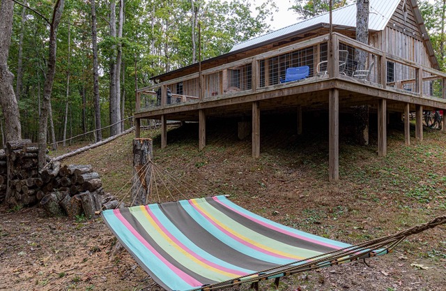 New cabin on 1 acre - large deck & firepit area - 2 bikes provided - hiking - screened in porch