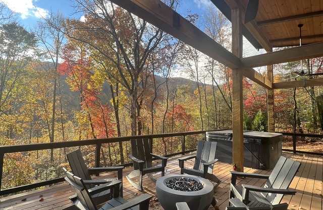 NEW! CAPER Treehouse: modern cabin-HOT TUB VIEWS!