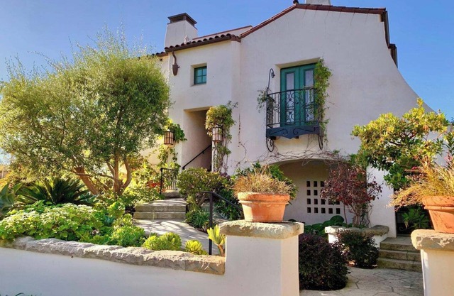 NEW! Casa Cielo in the heart of the Funk Zone, 2 blocks to beach, A/C, Pet Friendly!