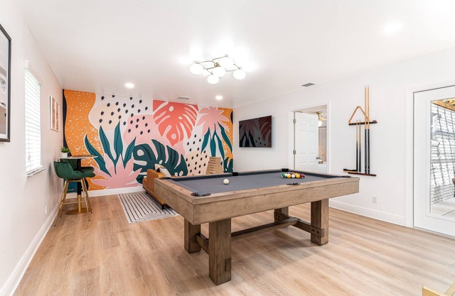 NEW ~ Casa Olita retreat w/pool table - 5 mins from the beach!