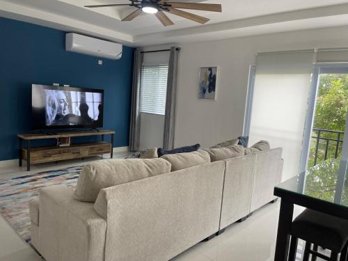 New Central 2 bed 2 bath Apartment with pool