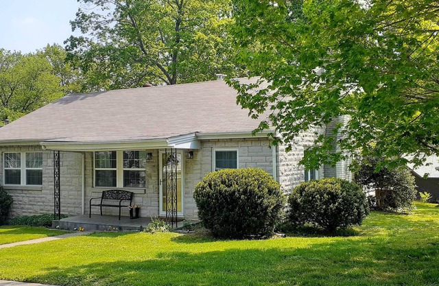 NEW! Charming Ozark Cottage ~ 17 Mi to Springfield