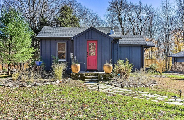NEW! Charming Upstate Escape < 1 Mi to Swan Lake!