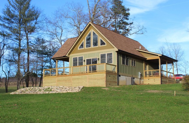 New Construction farmhouse w/Jacuzzi, loft and old rustic appeal