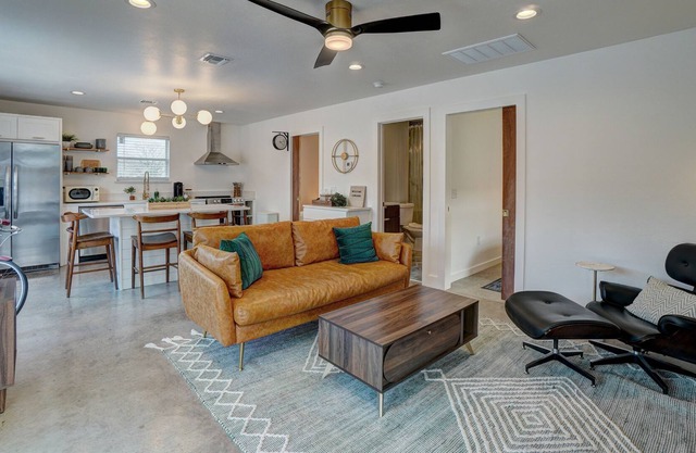 ~New~ Contemporary Cottage in great LOCATION with mountain VIEWS!