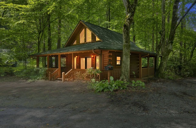 NEW! Cozy Creekside Cabin with Wraparound Porch