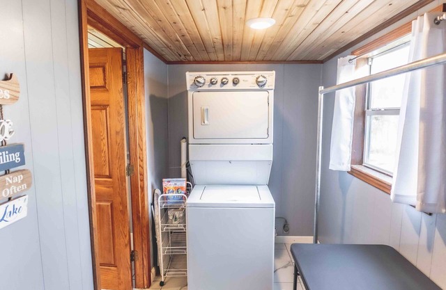NEW Cozy Lake House, Game Room, Fire-pit & Hot Tub & 1/2mile to boat ramp