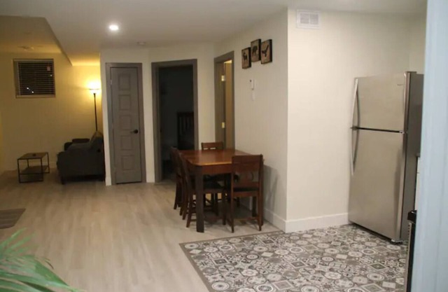 NEW Cozy Modern Full Basement Suite (Mins To DT)