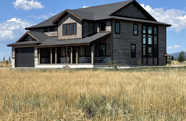 NEW~Custom 3 Master Suites~Waterfront Community~Near Yellowstone~AC~Hot tub~Wifi