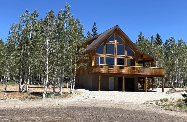 New Custom Cabin Tucked Away in the Aspen Trees - 4bedroom, 4.5bath