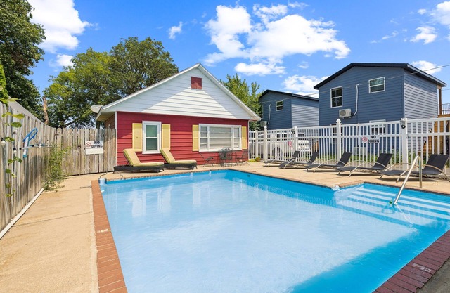 NEW! Dave's Last Resort Lakeside - Long Stay Discount - Comfy Cabin 5