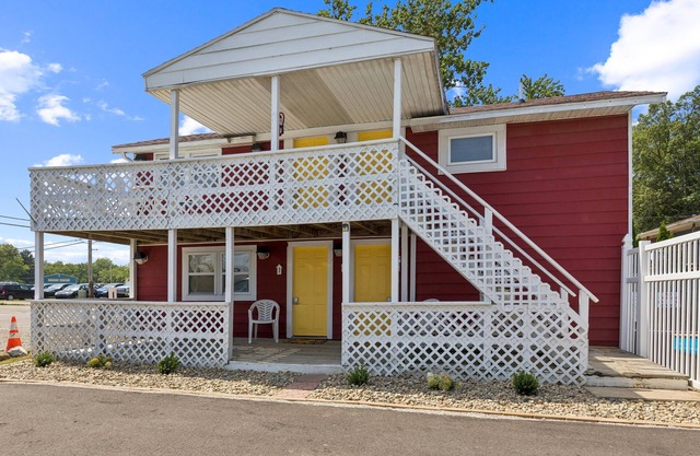 NEW! Dave's Last Resort Poolside - Long Stay Discount - Comforting Cabin 2