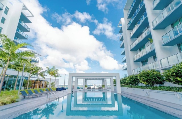 New Design District Apt with parking, pool and gym