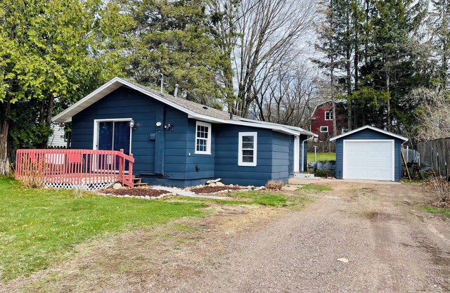 NEW Dog and Family Friendly Cabin w/Fire Pit, Remodeled, Centrally Located