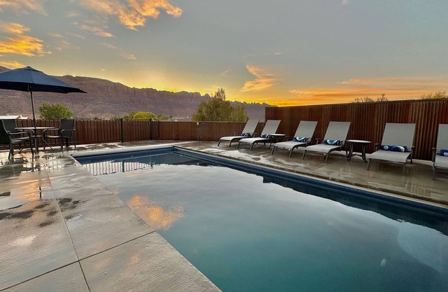 New Exclusive Retreats Panorama 5 Bedroom plus loft ALL SUITE HOME Sleeps 20