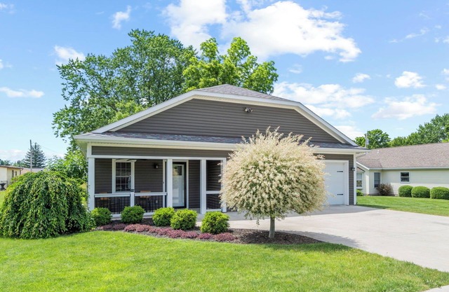 NEW! Executive 2BR Home, Huge Yard, 1.5 mi to ACD Museum, 15 mi to Fort Wayne
