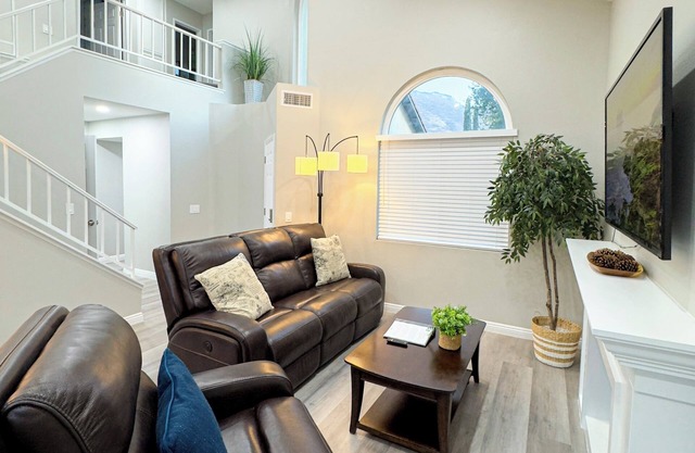 New Fully Remodeled Charming 4-bedroom home with WiFi & AC in brilliant Fontana